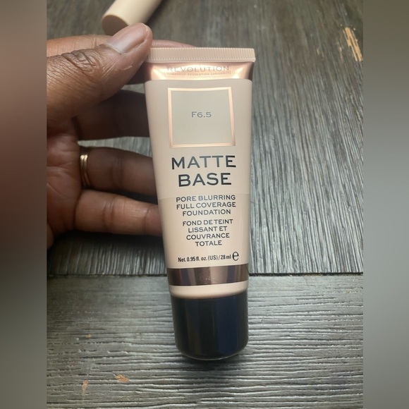 Revolution Matte Base Foundation F6.5 Soft Matte Powder Finish - Picture 3 of 5